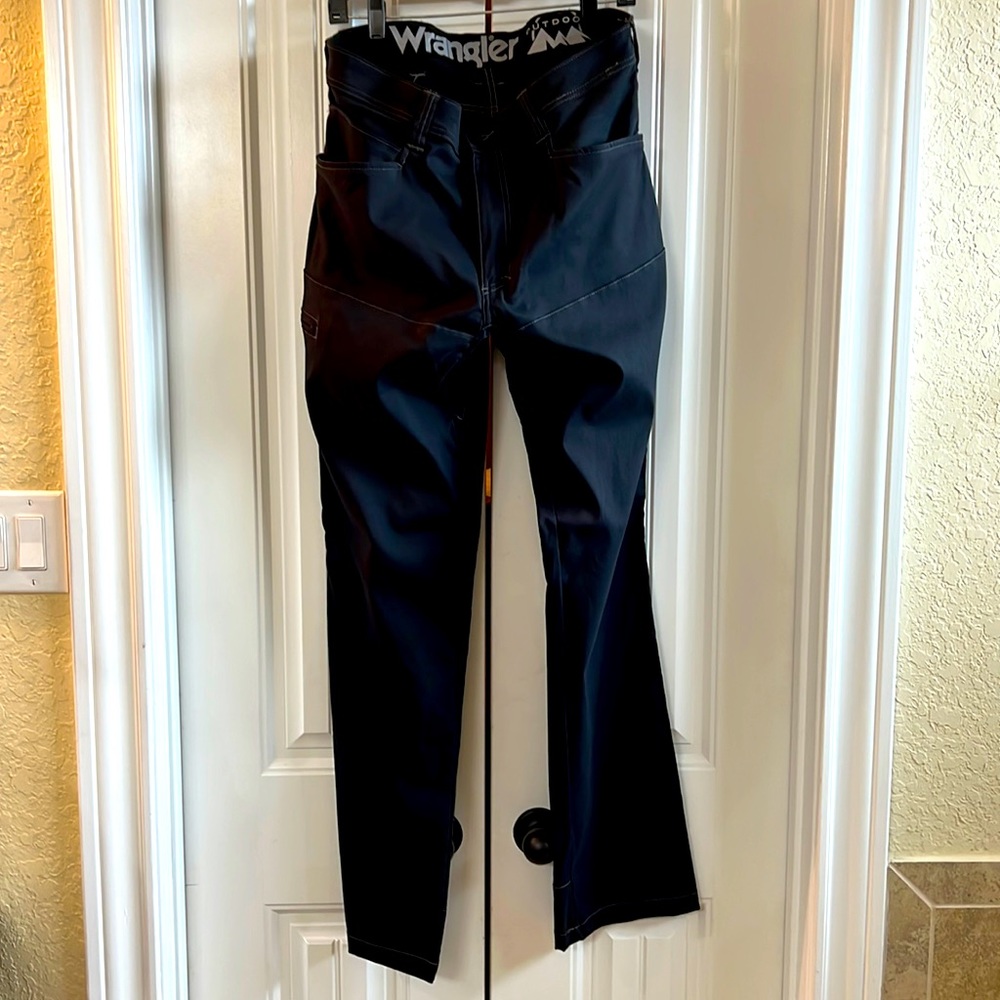 Wrangler outdoor pants in dark blue material. Nice stretch and pockets 34x34